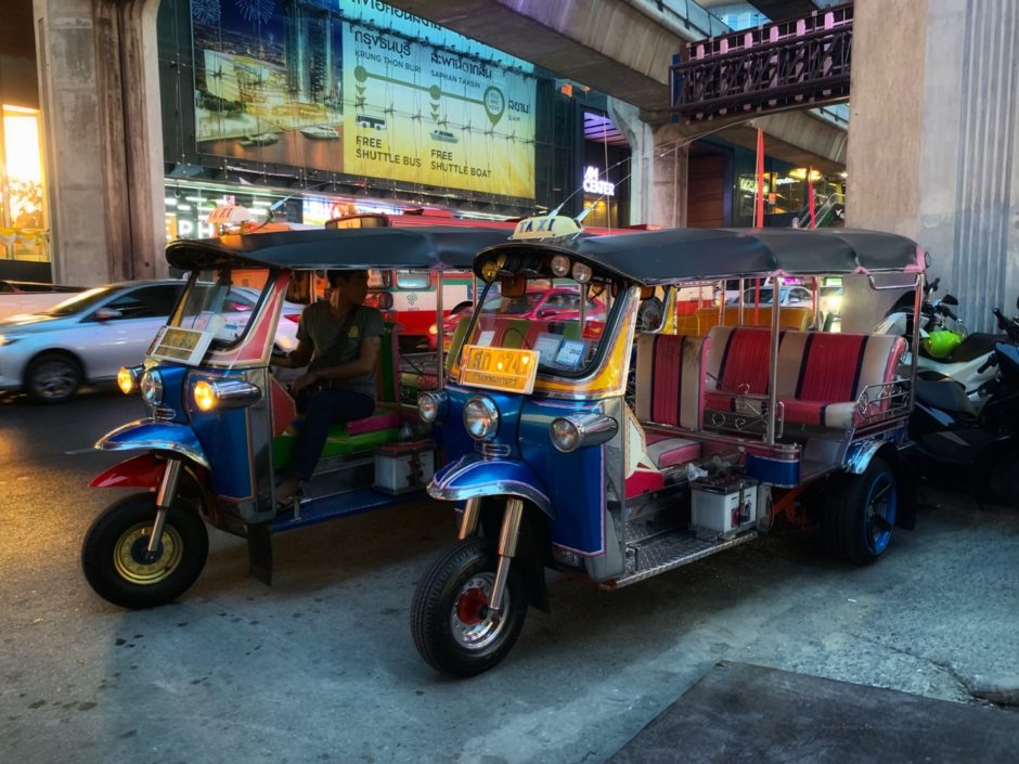 トゥクトゥクの乗り方と注意点まとめ 在住者も乗るのか タイ