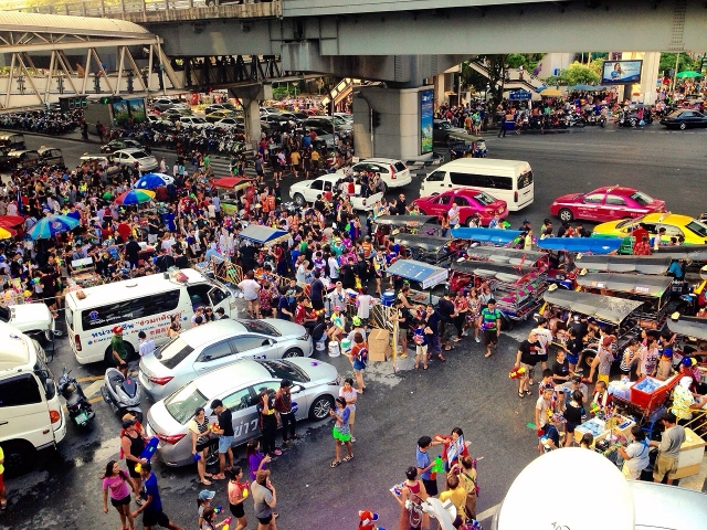 タイ・バンコクのソンクラーン、シーロム通りの水かけ祭りの会場の様子