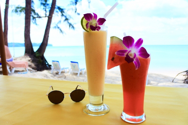 タイの祝日にビーチで飲むジュース