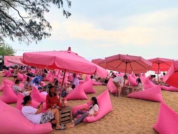 Tutu Beachに並ぶピンク色のソファー