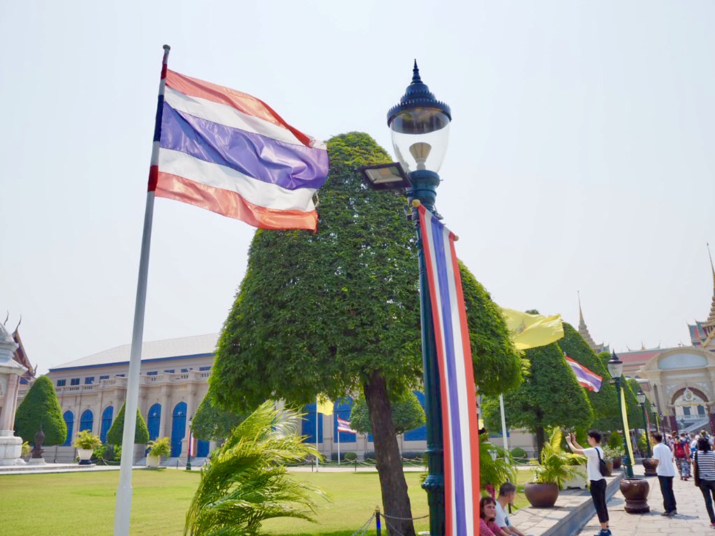 タイ・バンコクのワットプラケオ（王宮）のチケット売り場近くにあるタイ国旗