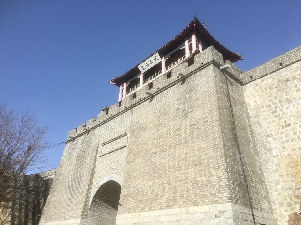 北朝鮮との国境の町丹東にある万里の長城の最北端、虎山長城の門