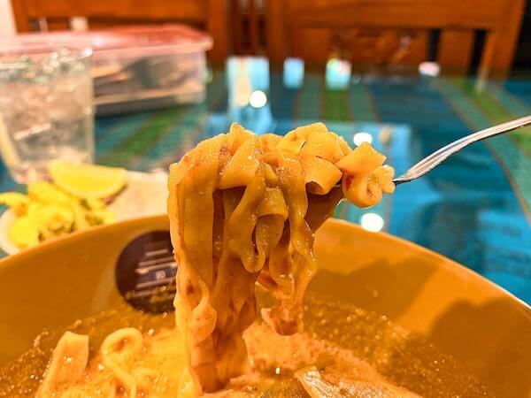 BTSバンジャークにあるカオソーイラムドゥアンで食べたカオソーイの麺