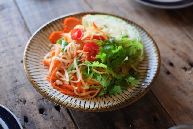 タイ・バンコクで食べられる青パパイヤのサラダ、ソムタム
