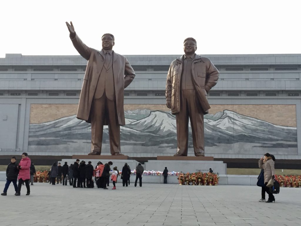 北朝鮮・平壌の万寿台の丘にある金日成と金正日の銅像
