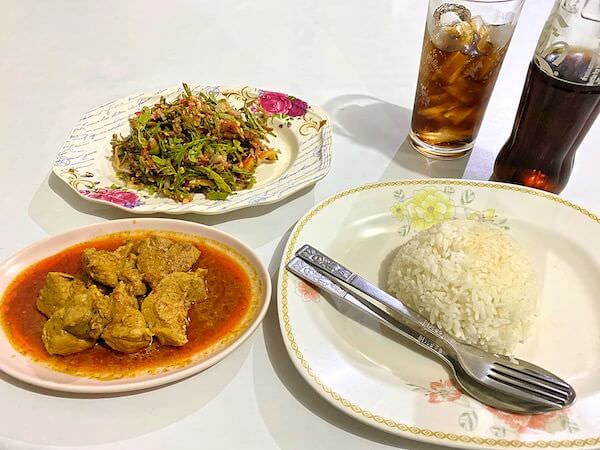 チェンマイのニマンヘミン通りにあるビルマ料理食堂「Nong Bee's Burmese Restaurant and Library」で食べたゲーンハンレーとタマリンドサラダ
