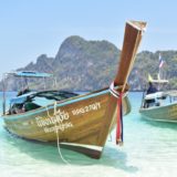 タイ・プーケットのピピ島のビーチに浮かぶボート