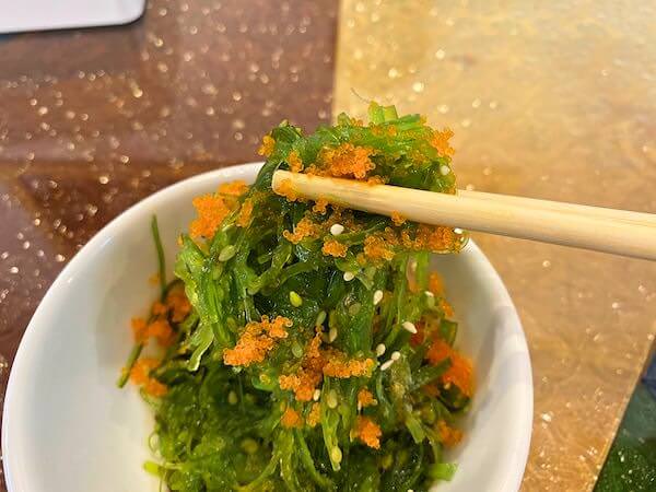 パタヤ・スクンビットの寿司屋「sushi Masi」で食べた海藻ととびっこの和え物