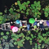 バンコク近郊の新名所・美しい蓮池でボート遊覧！上空からドローン撮影もしてくれる「レッドロータス水上市場」
